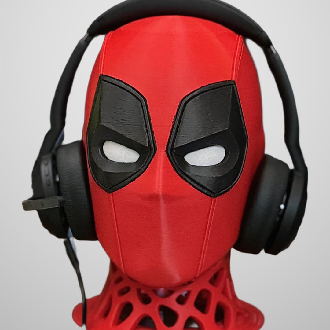 O Deadpool arrumou um emprego novo: cuidar do seu headset. E dessa vez ele até…