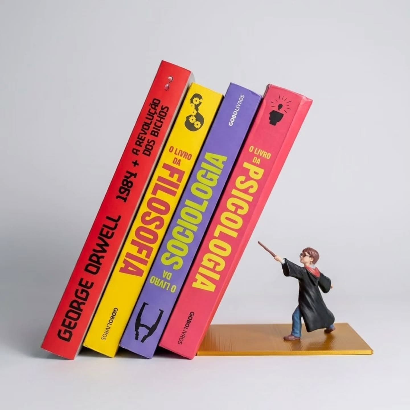 Sabe aquela pilha de livros que insiste em tombar na estante? Resolvemos isso…