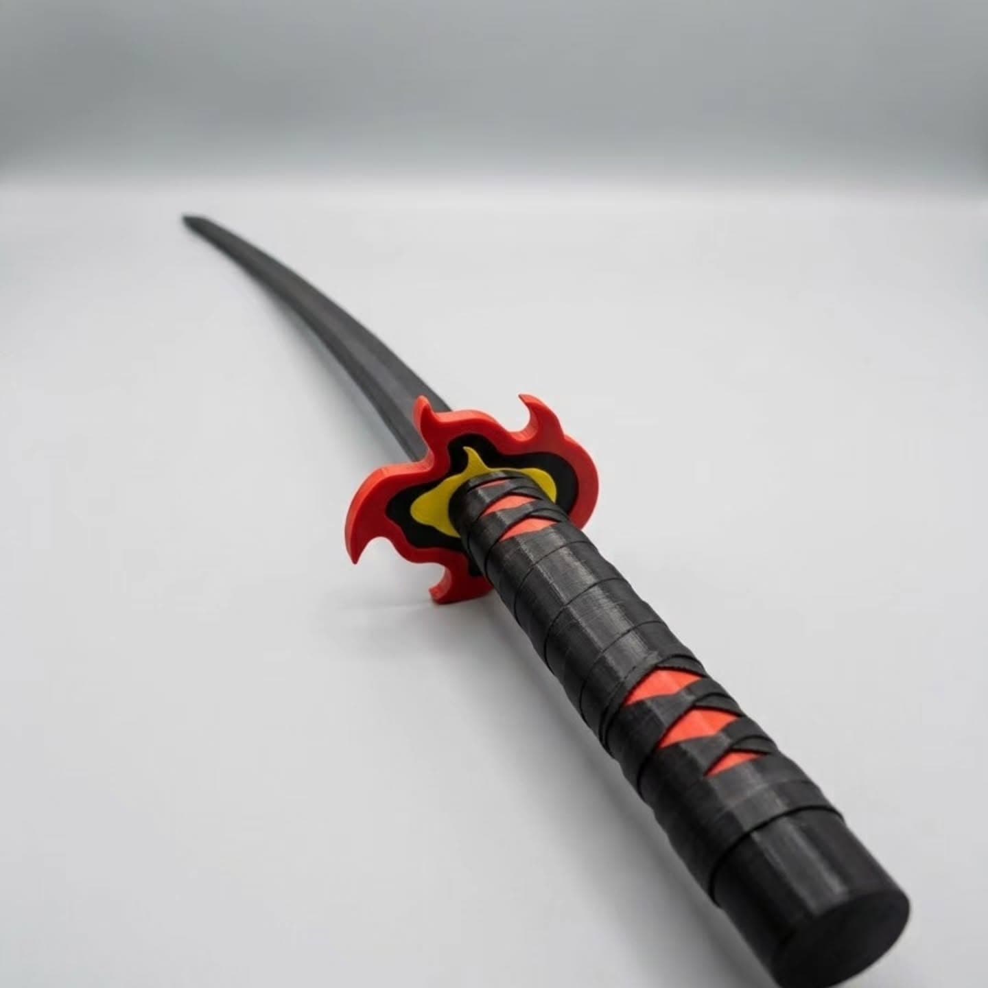 A katana do Tanjiro ganha forma de decoração retrátil — aquela espada icônica,…